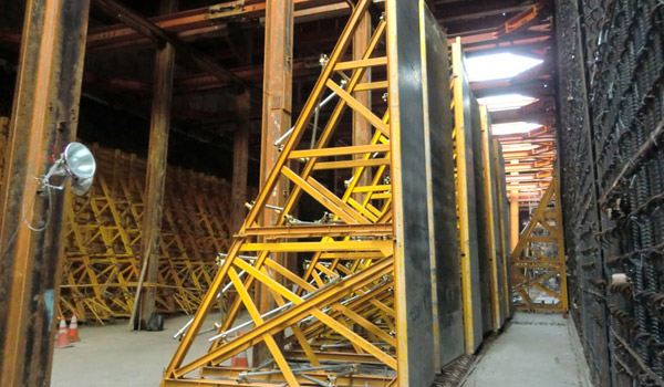 TECON Single Sided Formwork-ը հատուկ նախագծային համակարգի կաղապարն է, որը լայնորեն օգտագործվում է միակողմանի պատի հորդառատ նախագծերում, ինչպիսիք են նկուղը, մետրոյի կայարանը, ջրի բաք և այլն: